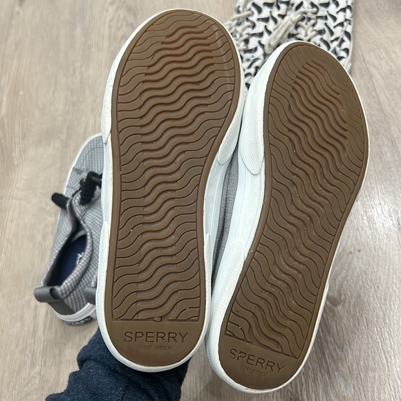 3 pairs of Shoes size 6, in good condition shoes Sperry and Bucket feet - Picture 7 of 8